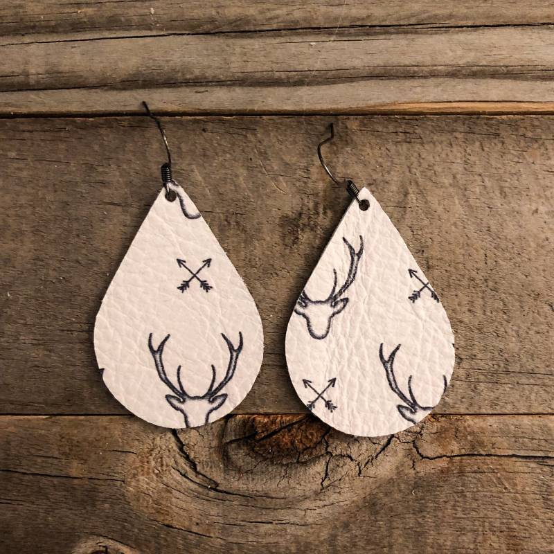 Hirsch Und Pfeil Leder Ohrringe von doodleandluludesigns