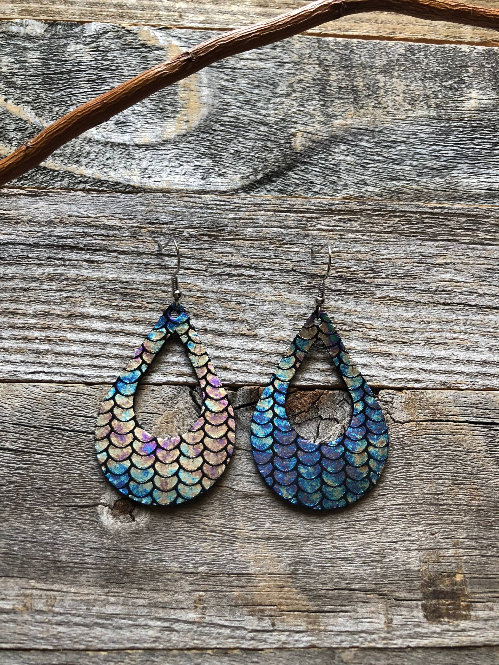 Irisierende Meerjungfrau Leder Ohrringe von doodleandluludesigns