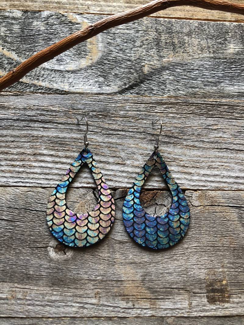 Irisierende Meerjungfrau Leder Ohrringe von doodleandluludesigns