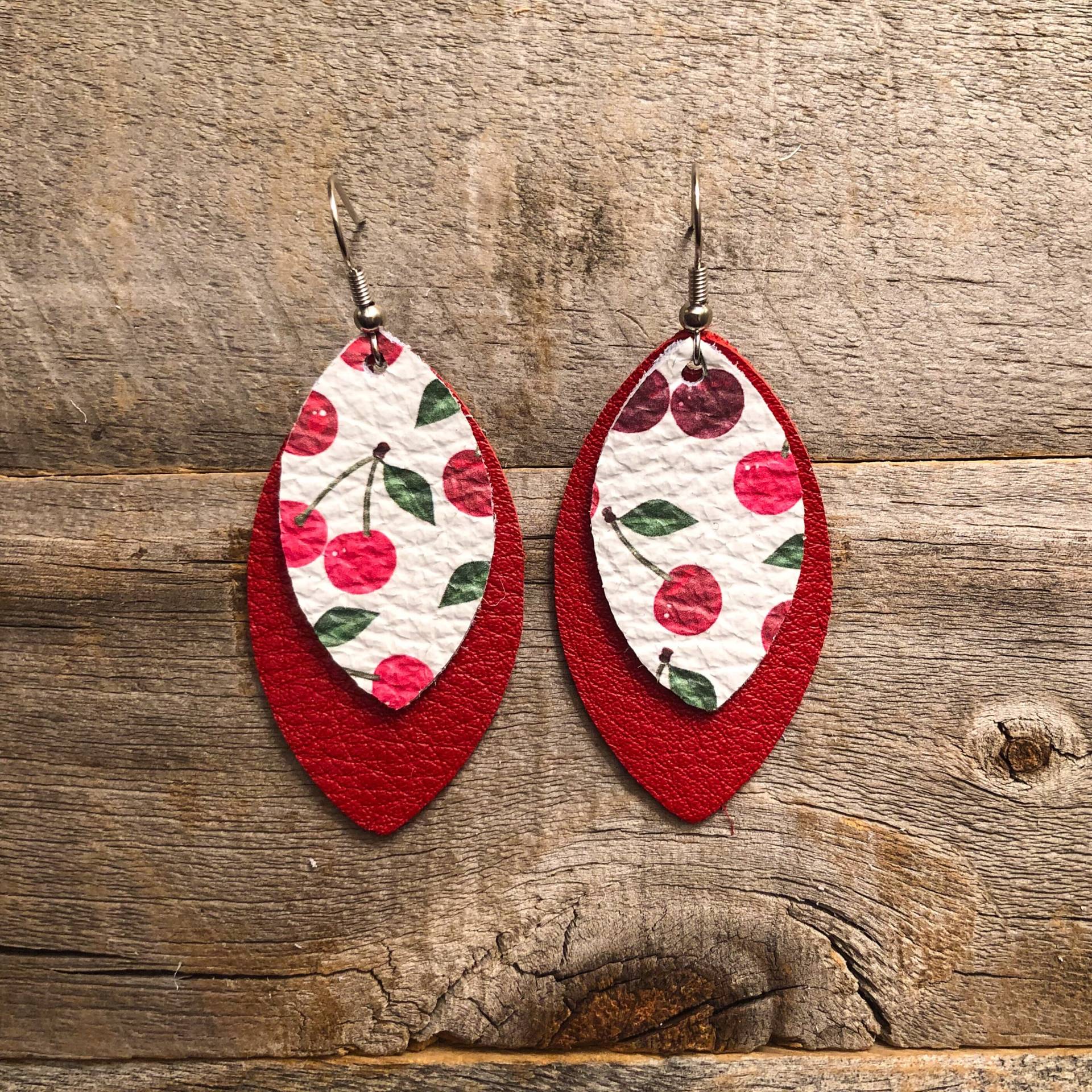 Kirschen Auf Schnee Lagend Lederohrringe von doodleandluludesigns