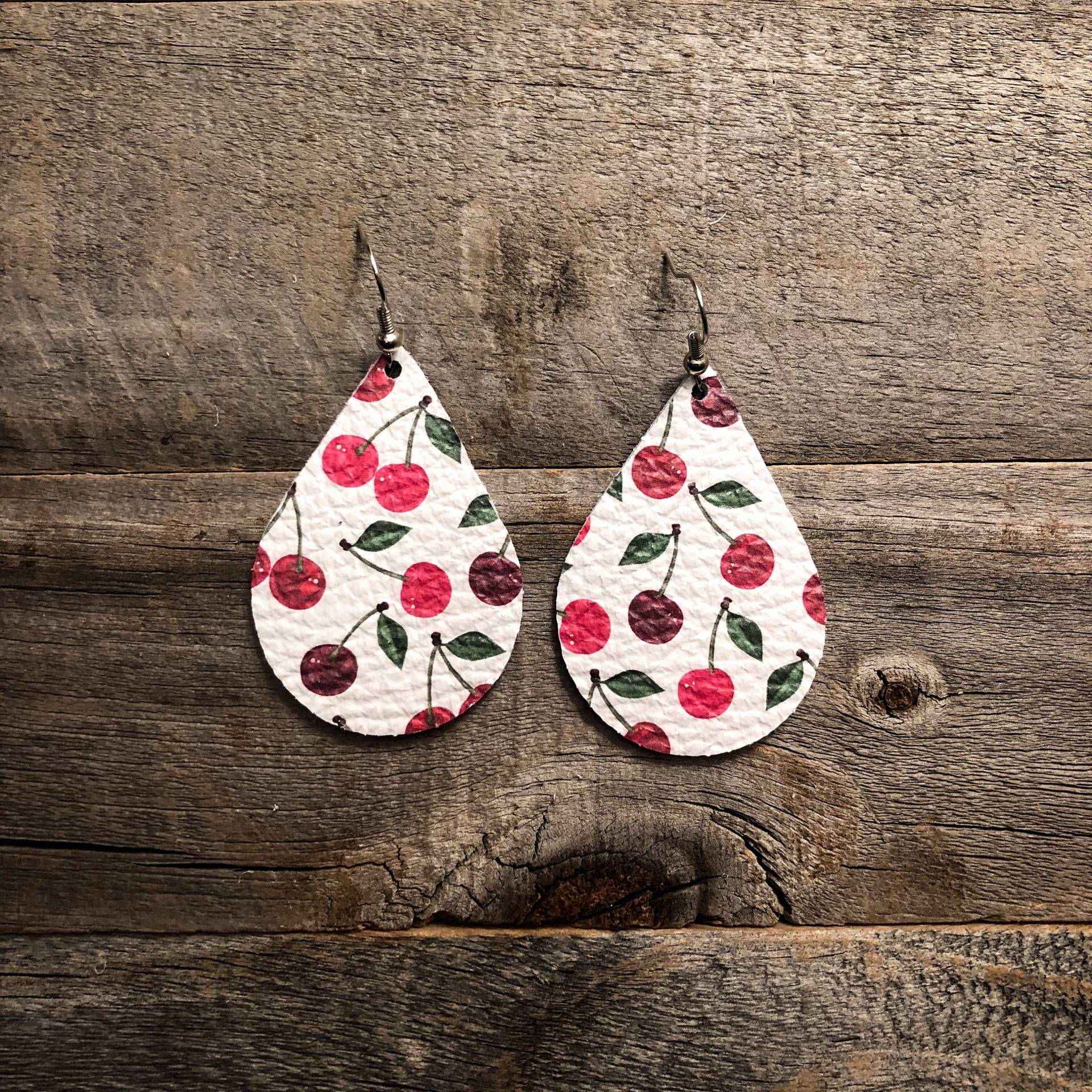 Kirschen Auf Schnee Leder Ohrringe von doodleandluludesigns