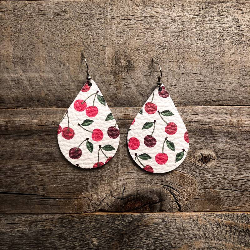 Kirschen Auf Schnee Leder Ohrringe von doodleandluludesigns