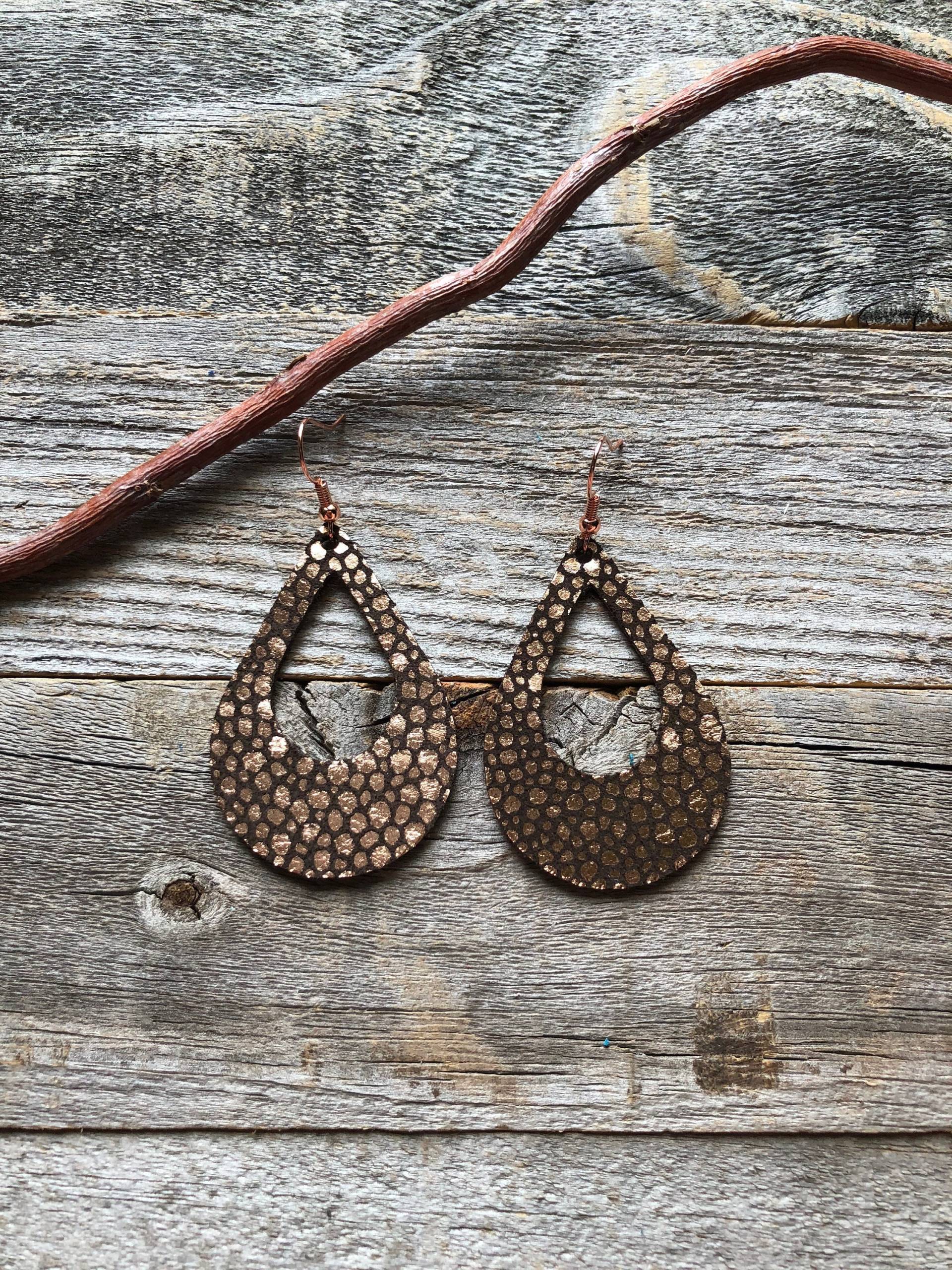 Kupfer Rochenleder Ohrringe von doodleandluludesigns