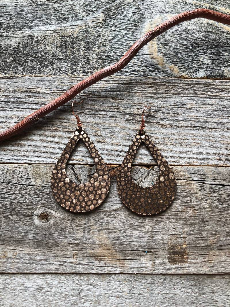 Kupfer Rochenleder Ohrringe von doodleandluludesigns