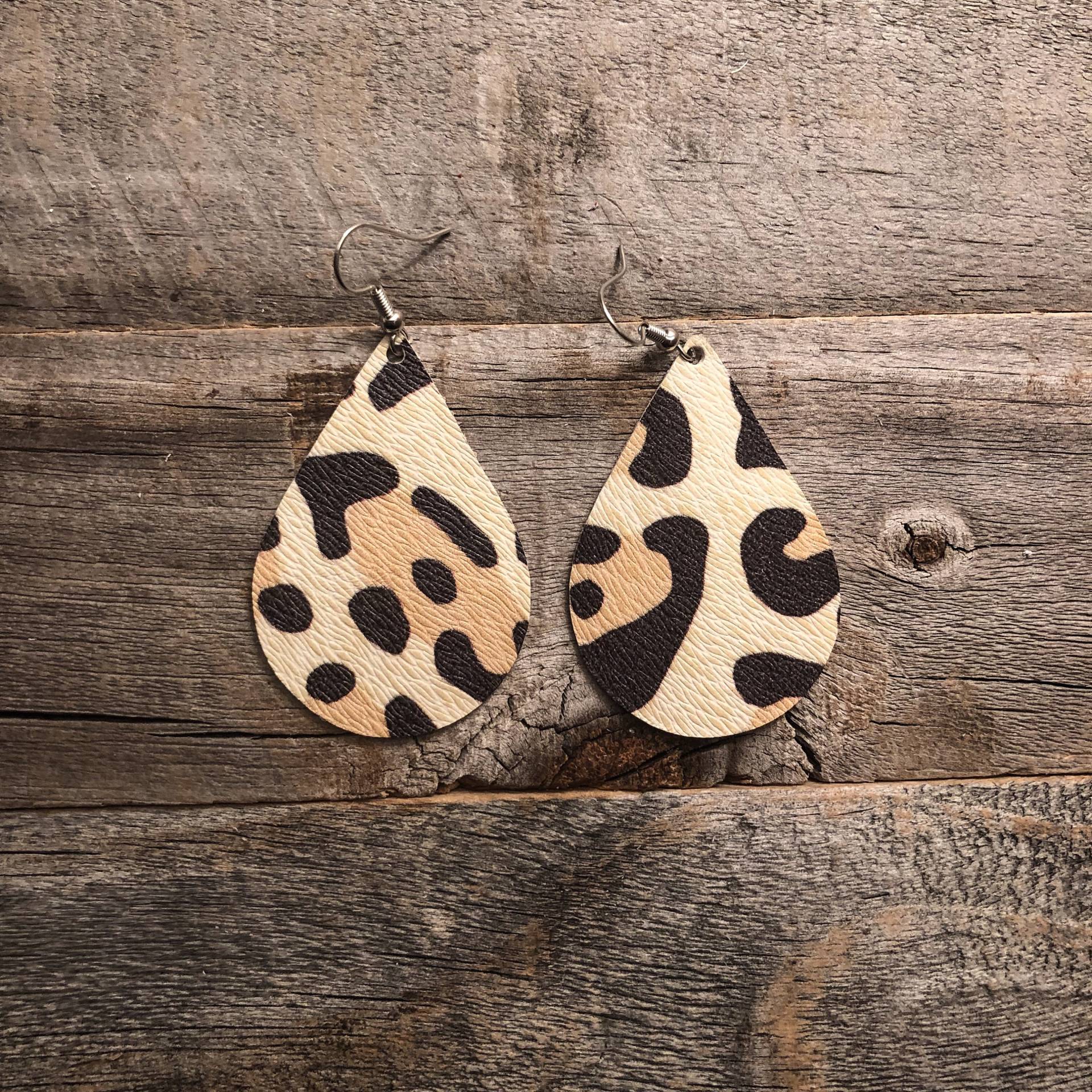 Mandel Leopard Print Leder Ohrringe von doodleandluludesigns