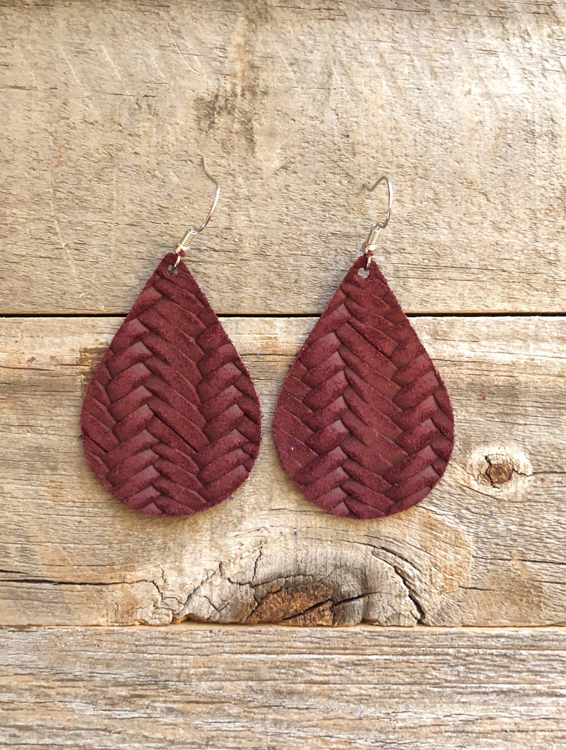 Maroon Fishtail Flechtleder Ohrringe von doodleandluludesigns