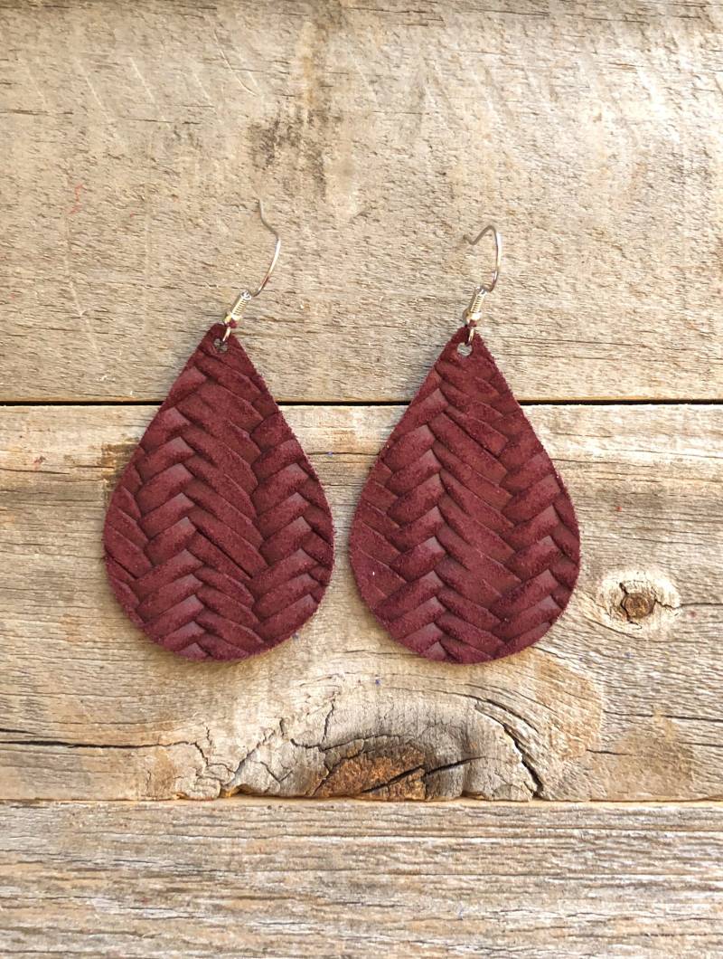 Maroon Fishtail Flechtleder Ohrringe von doodleandluludesigns