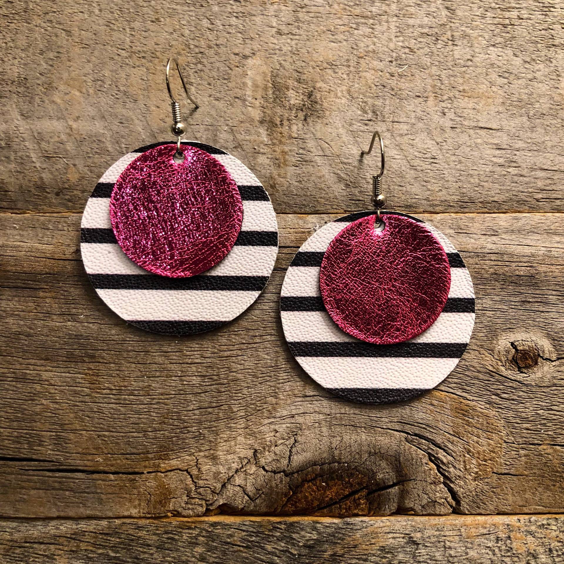 Metallic Pink + Schwarz Streifen Leder Ohrringe von doodleandluludesigns