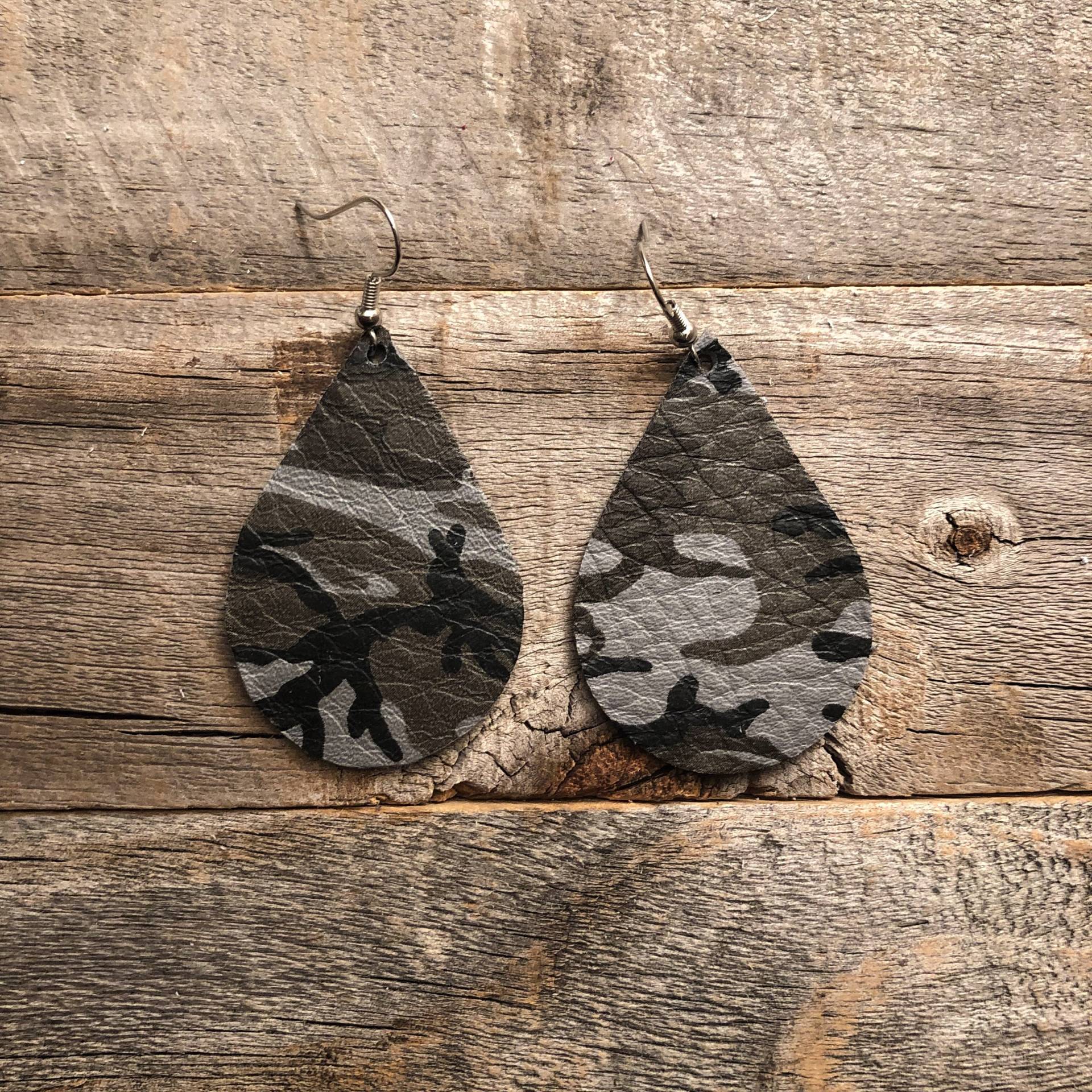 Mini Camo Leder Ohrringe von doodleandluludesigns