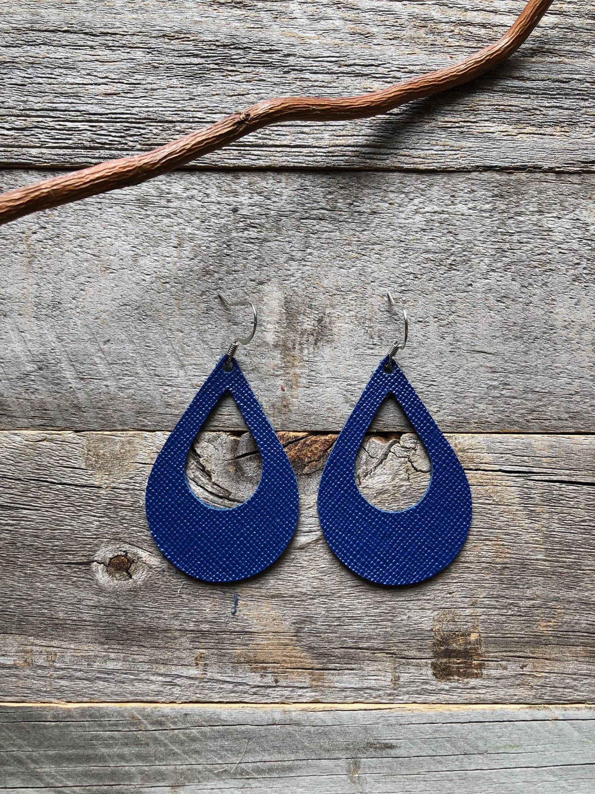 Navy Saffiano Leder Ohrringe von doodleandluludesigns