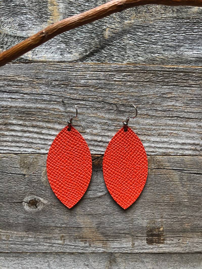Orange Saffiano Leder Ohrringe von doodleandluludesigns