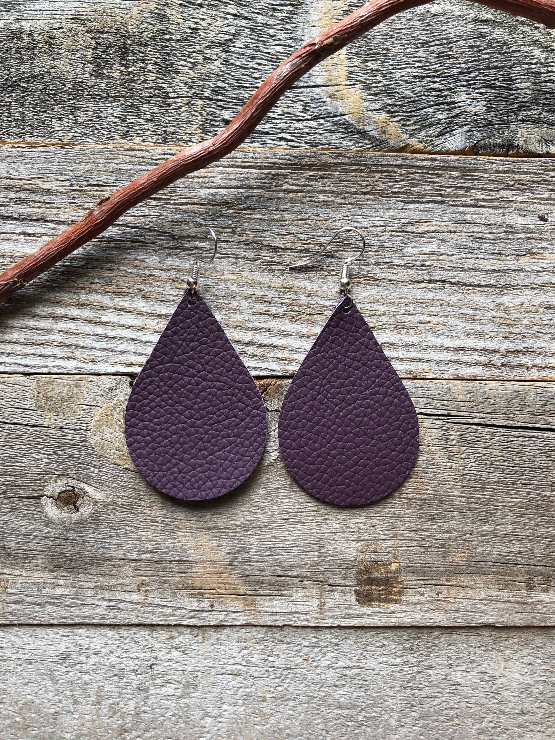 Pflaume Leder Ohrringe von doodleandluludesigns