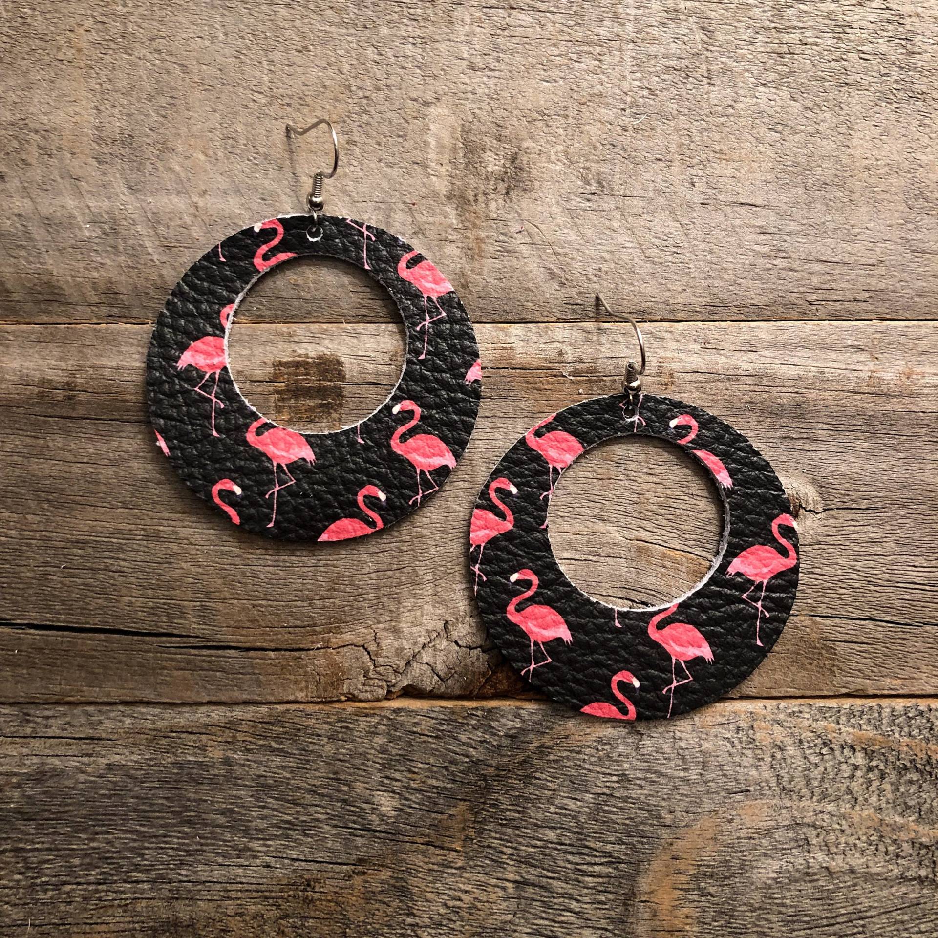 Rosa Flamingos Leder Ohrringe von doodleandluludesigns