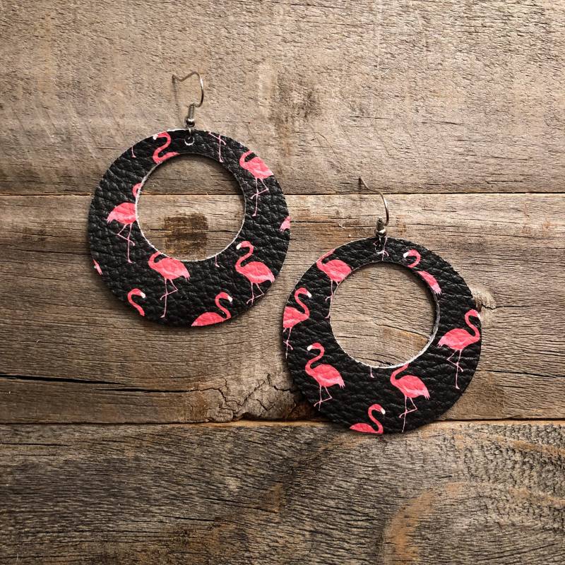 Rosa Flamingos Leder Ohrringe von doodleandluludesigns