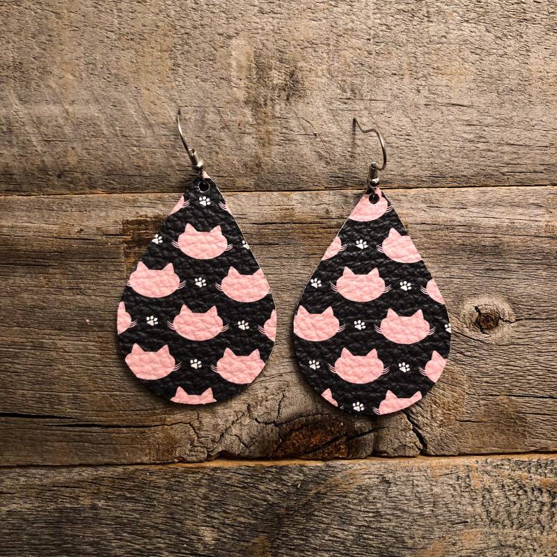 Rosa Kätzchen Leder Ohrringe von doodleandluludesigns
