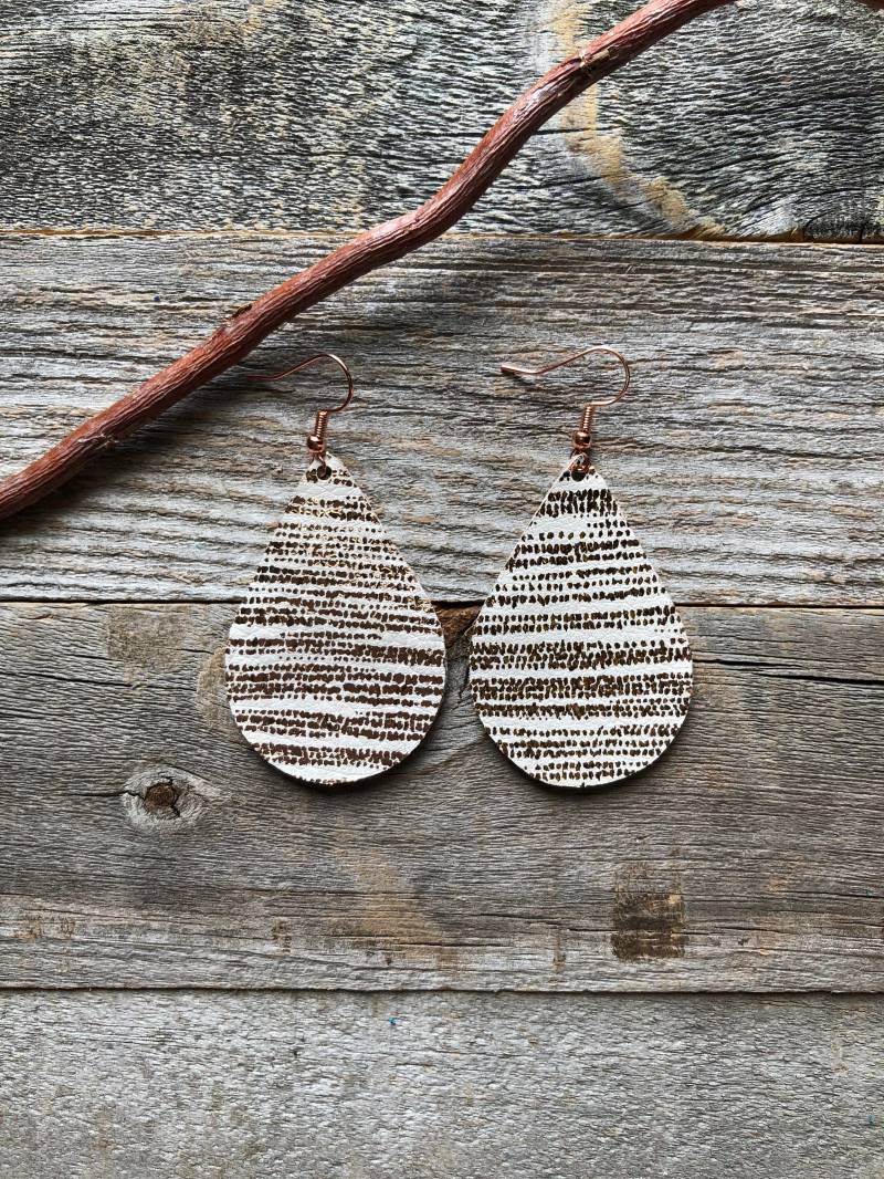 Rose Gold Metallic Streifen Leder Ohrringe von doodleandluludesigns