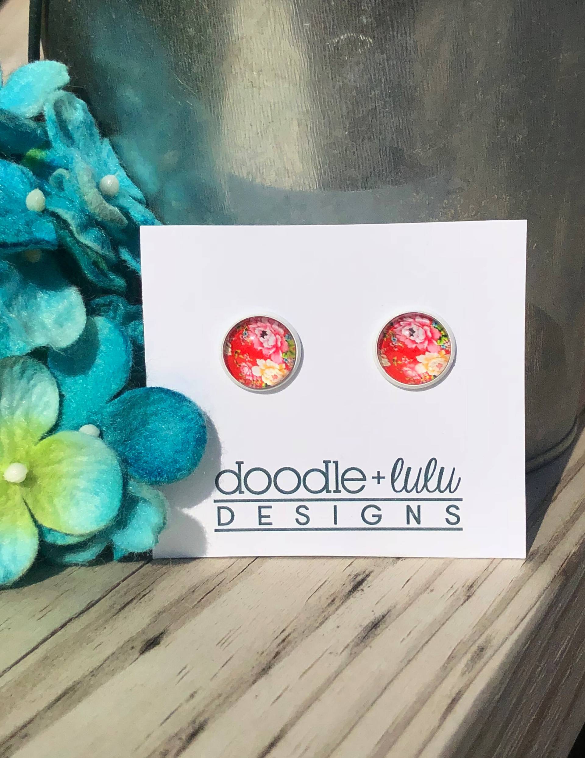 Rosenrote Ohrstecker von doodleandluludesigns