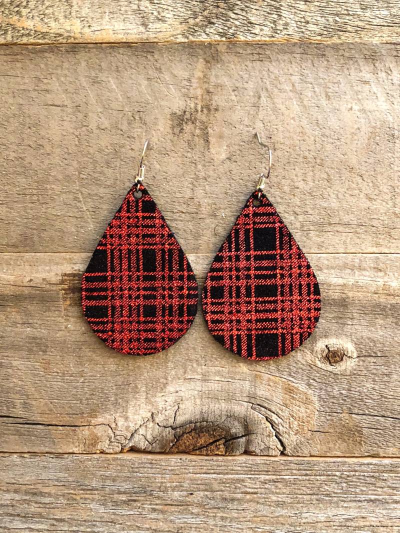 Rot Metallic Karierte Leder Ohrringe von doodleandluludesigns