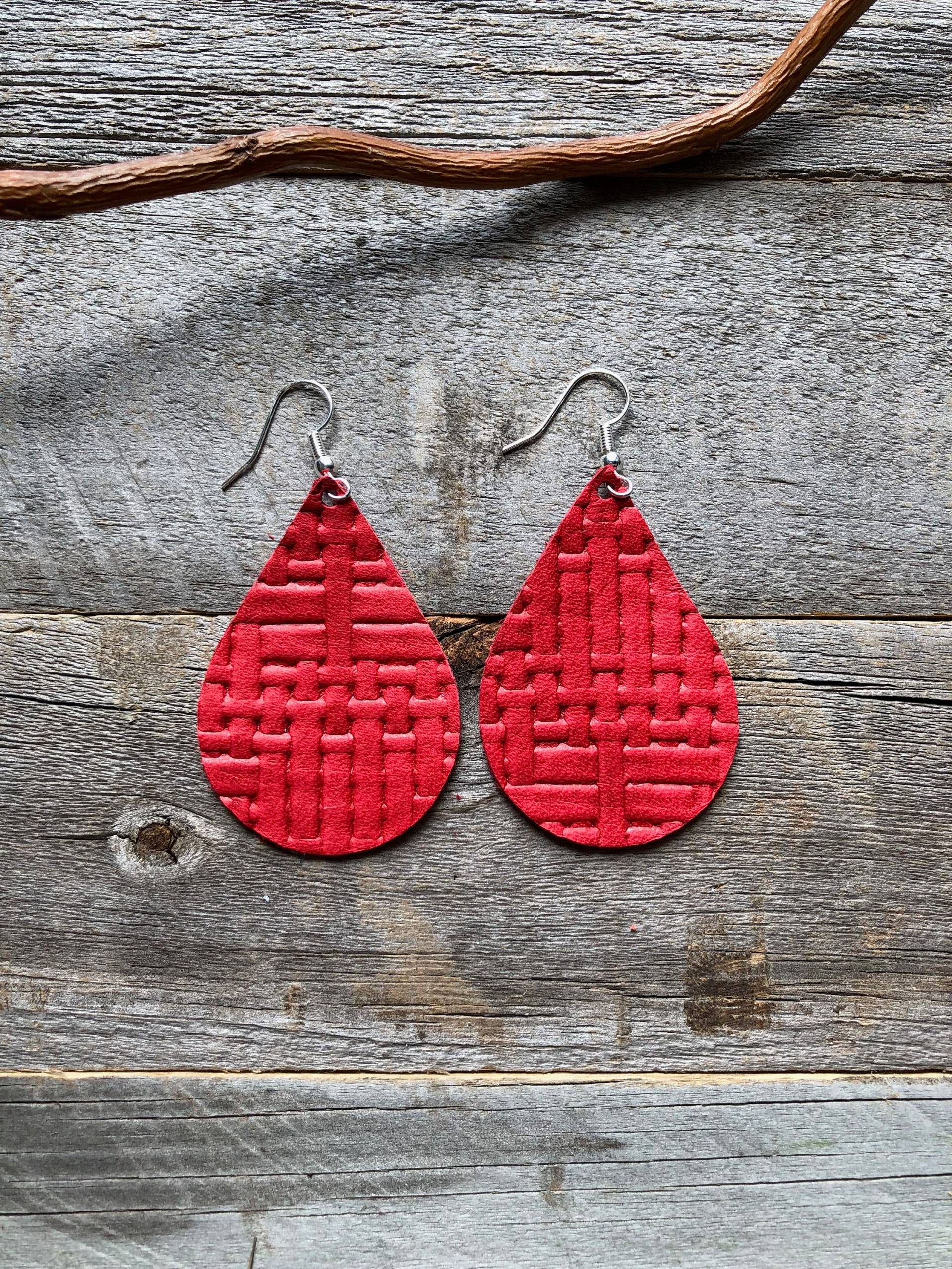 Rote Basketweave Leder Ohrringe von doodleandluludesigns