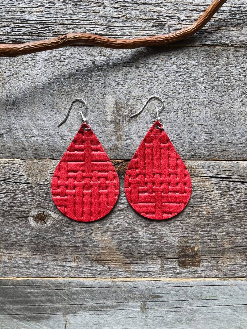 Rote Basketweave Leder Ohrringe von doodleandluludesigns