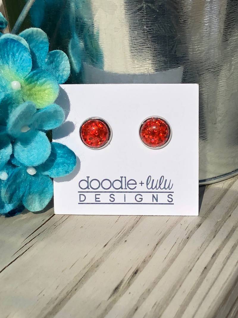 Rote Funkeln Ohrstecker von doodleandluludesigns