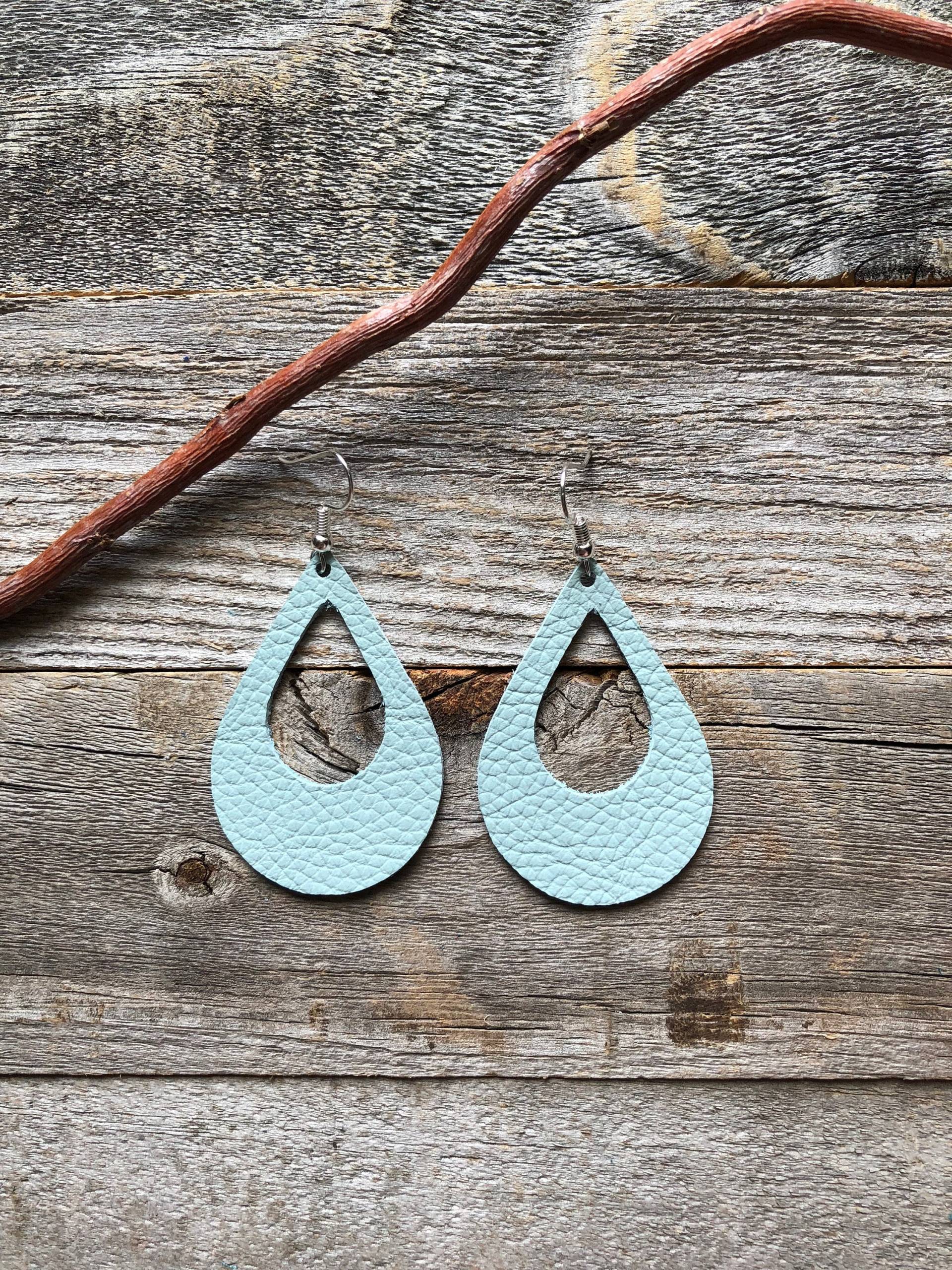 Rotkehlchen Ei Blau Leder Ohrringe von doodleandluludesigns