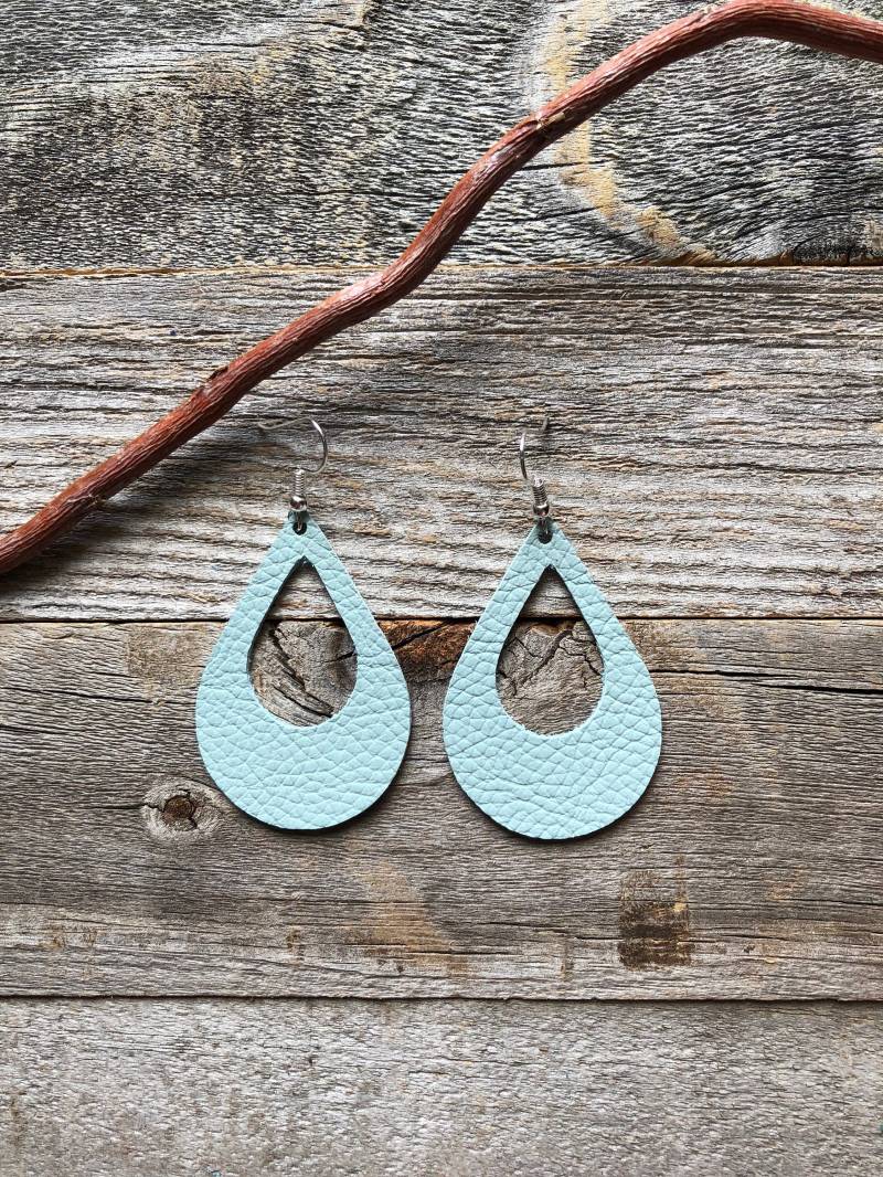 Rotkehlchen Ei Blau Leder Ohrringe von doodleandluludesigns