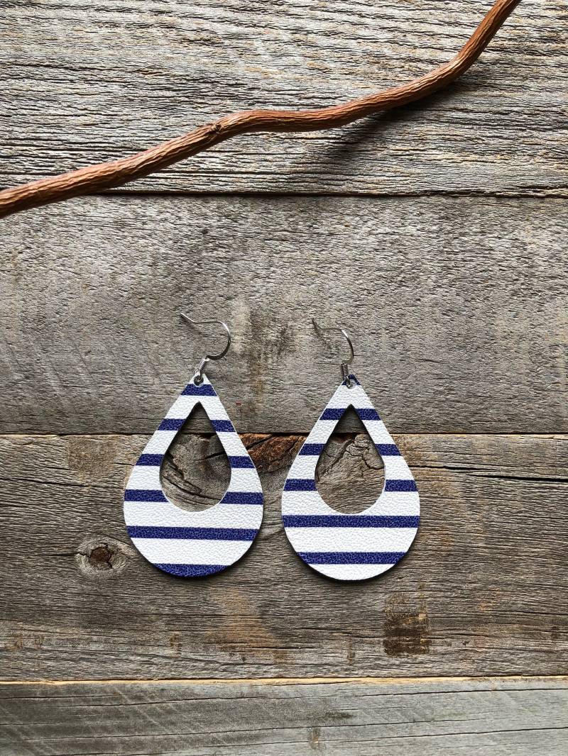Royalblaue Streifen Leder Ohrringe von doodleandluludesigns