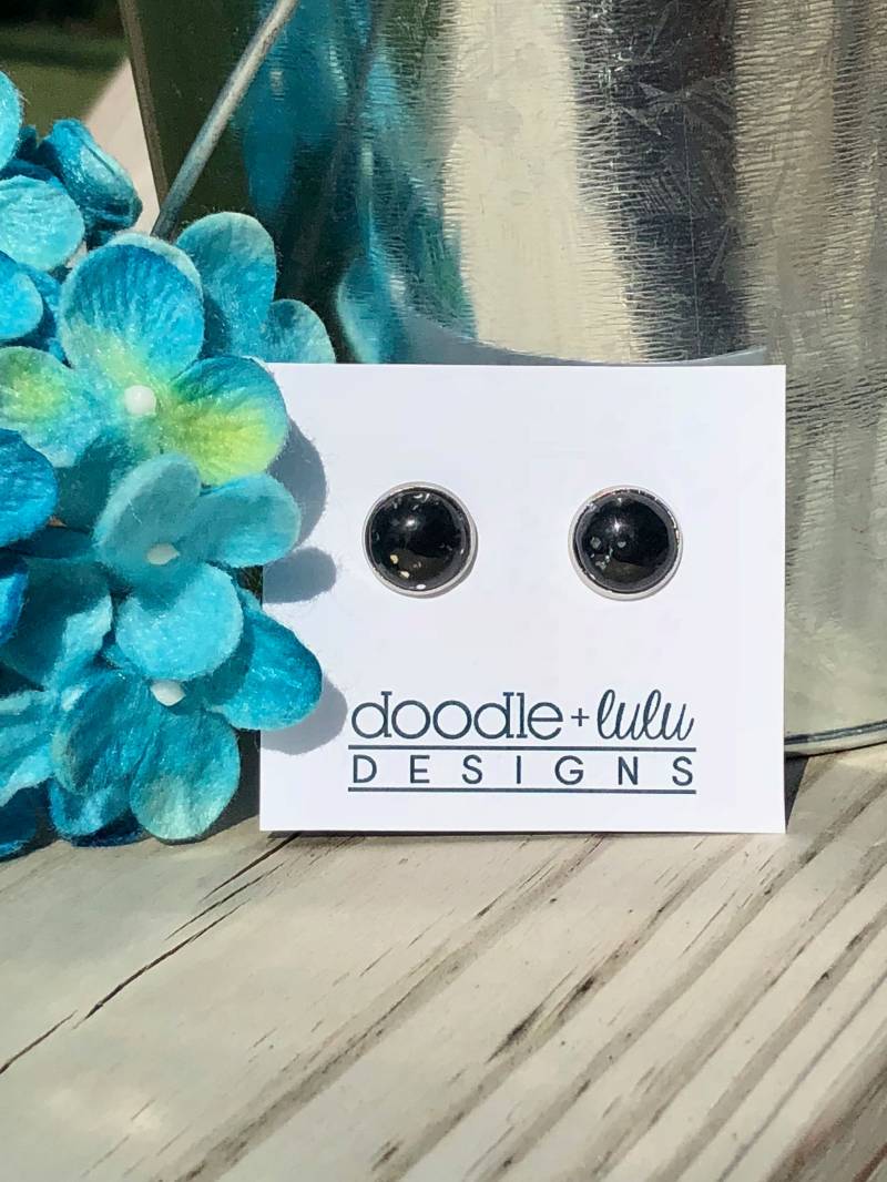 Schwarz Und Silber Glitzer Ohrstecker von doodleandluludesigns