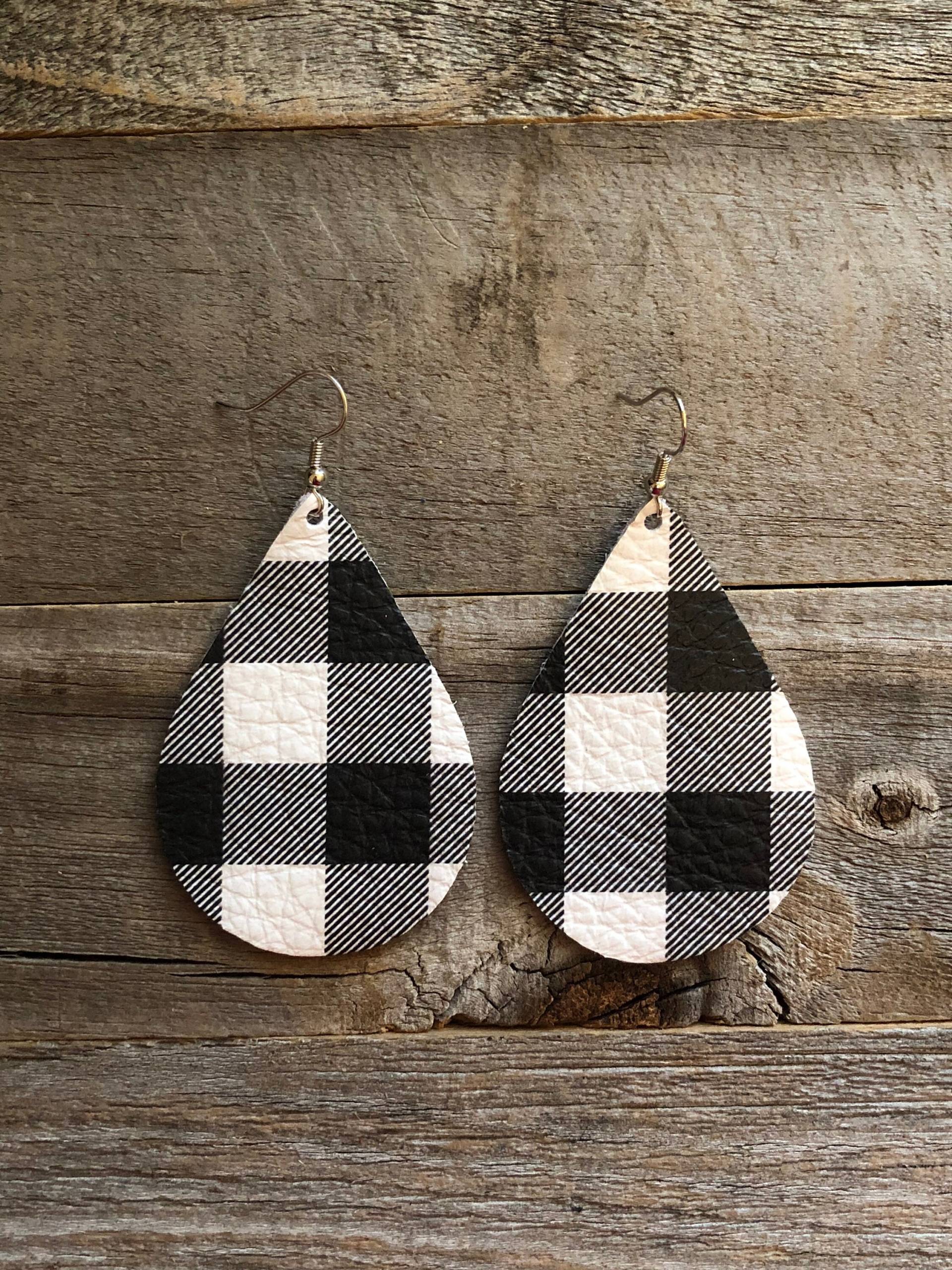 Schwarz-Weiß Büffel Karo Leder Ohrringe von doodleandluludesigns