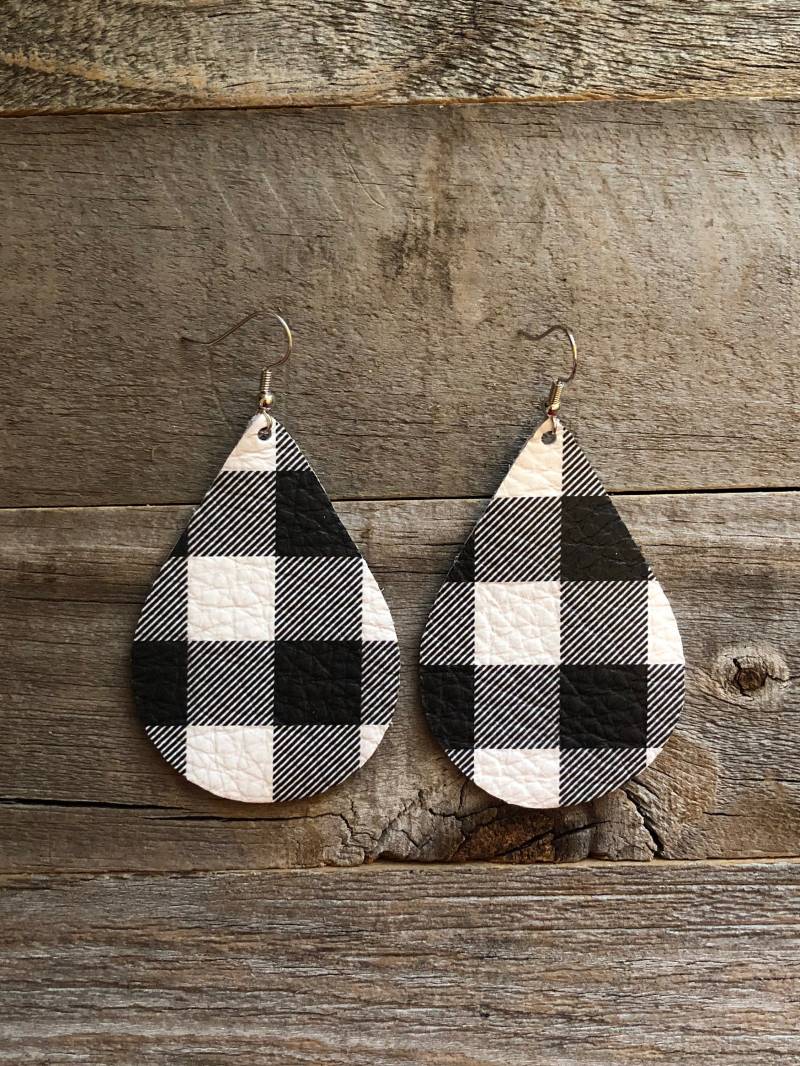 Schwarz-Weiß Büffel Karo Leder Ohrringe von doodleandluludesigns