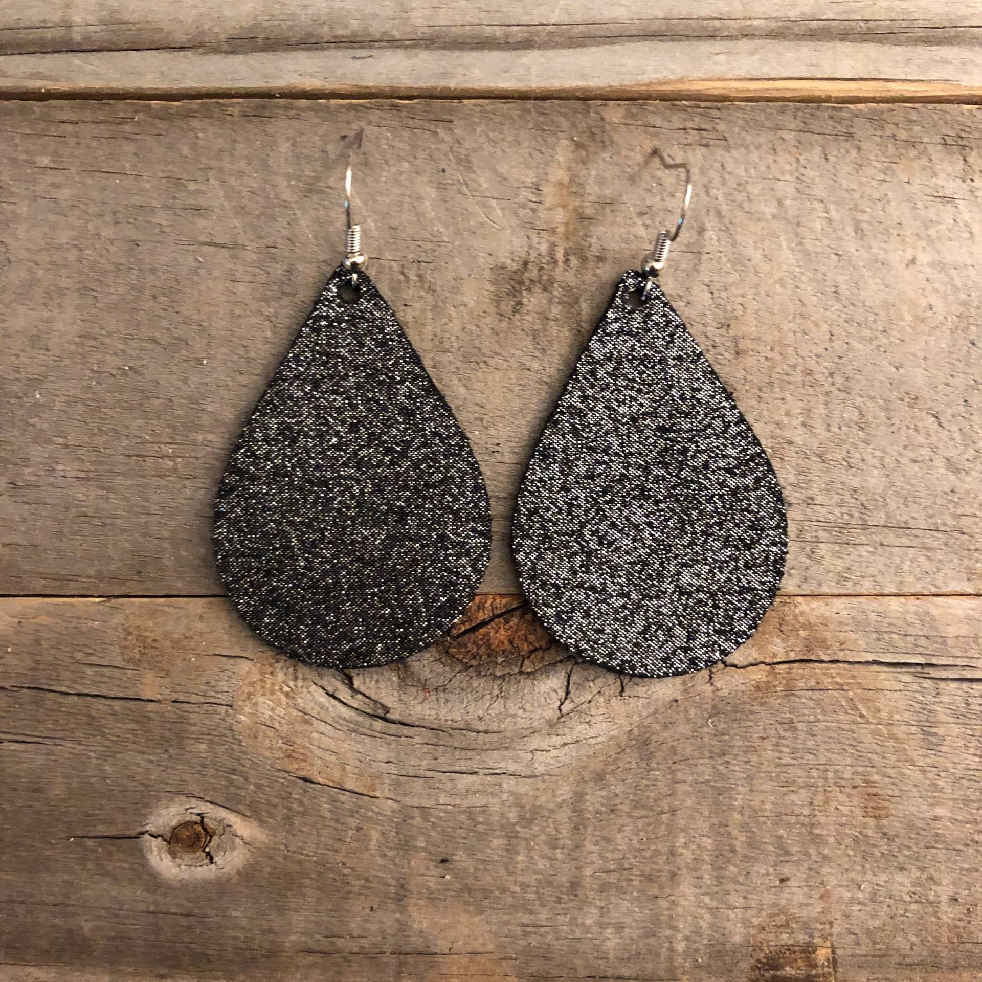 Schwarze Dazzle Leder Ohrringe von doodleandluludesigns