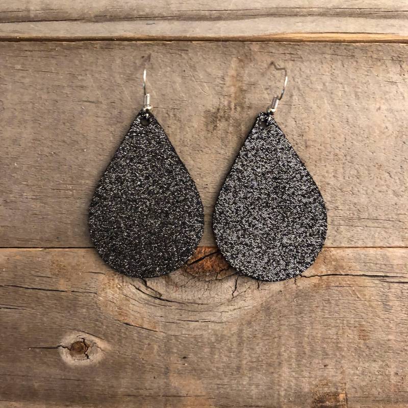 Schwarze Dazzle Leder Ohrringe von doodleandluludesigns