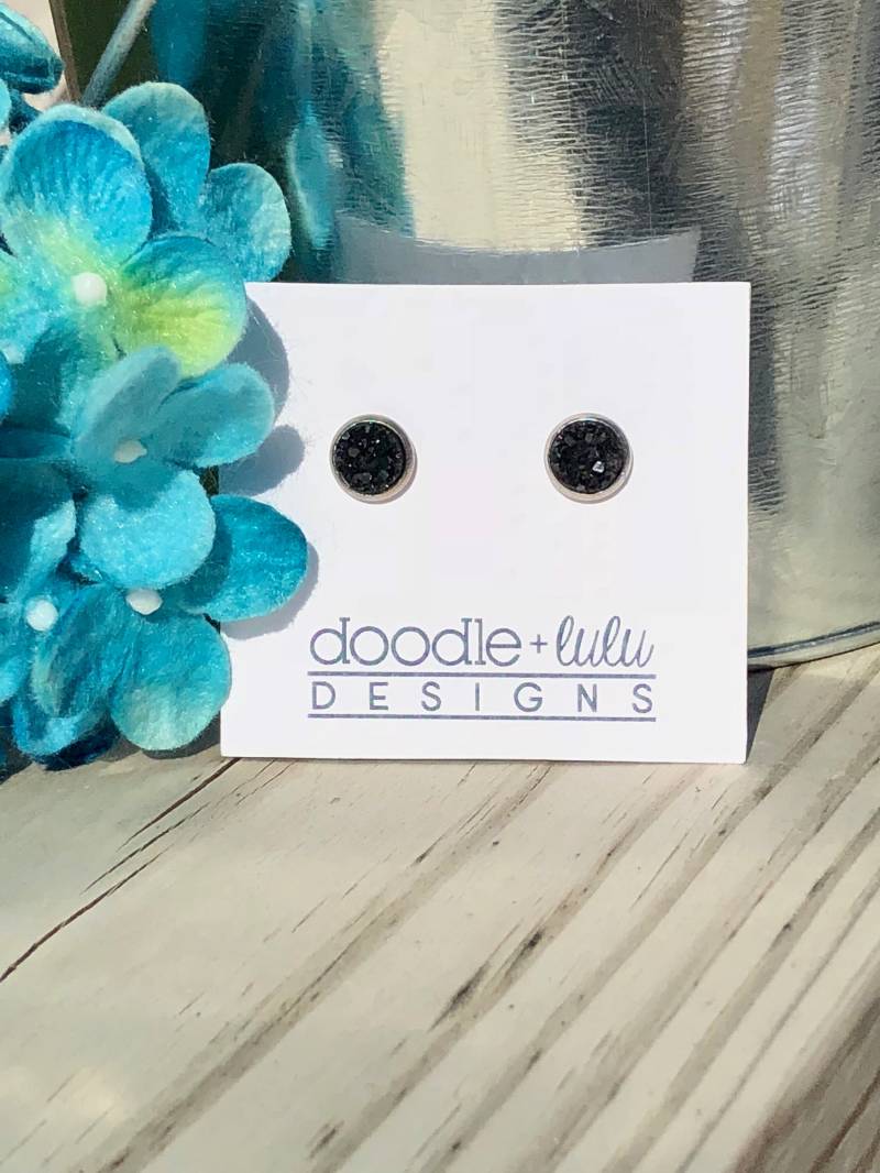 Schwarze Druzy Ohrstecker von doodleandluludesigns