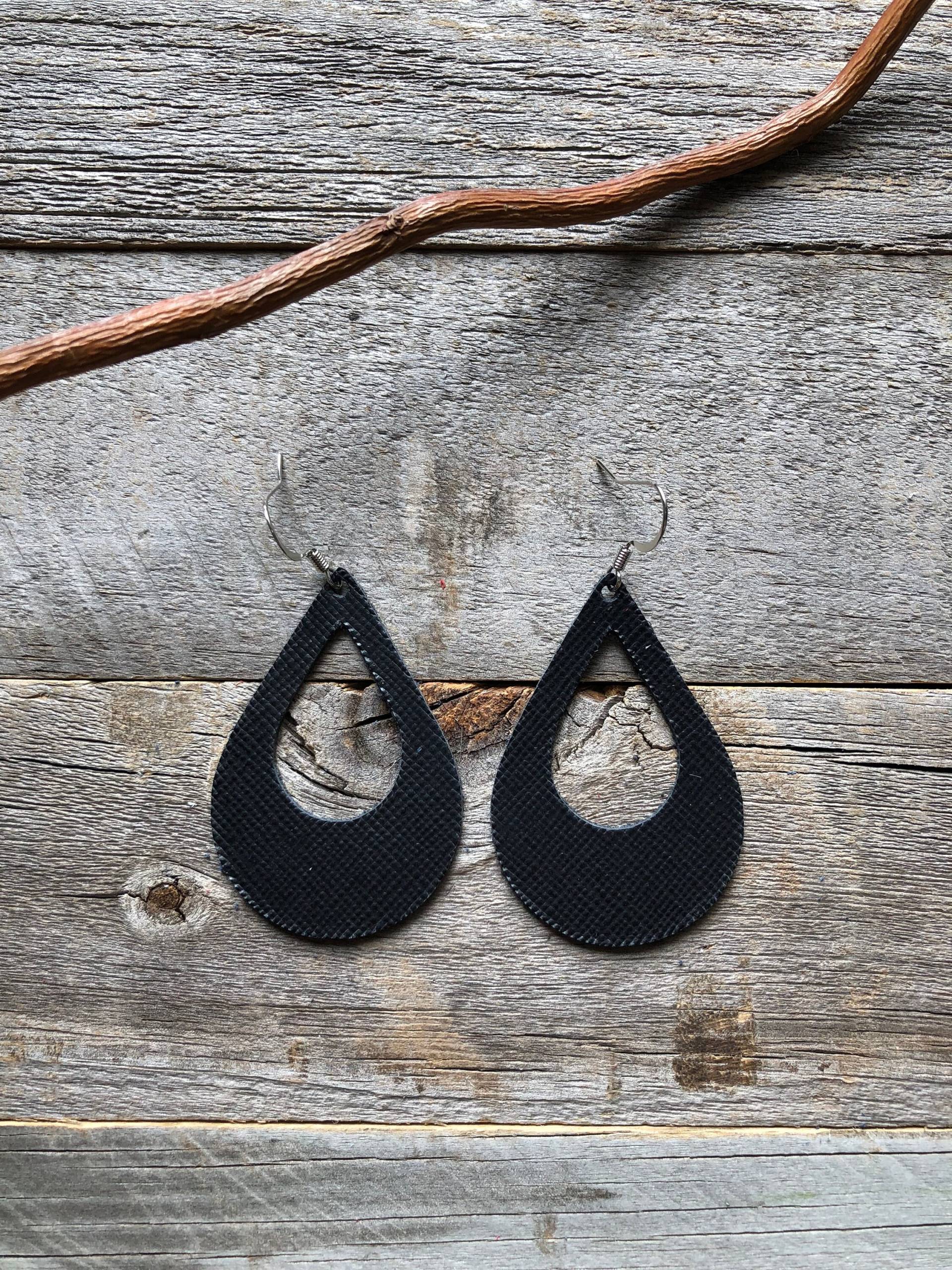 Schwarze Saffiano Leder Ohrringe von doodleandluludesigns