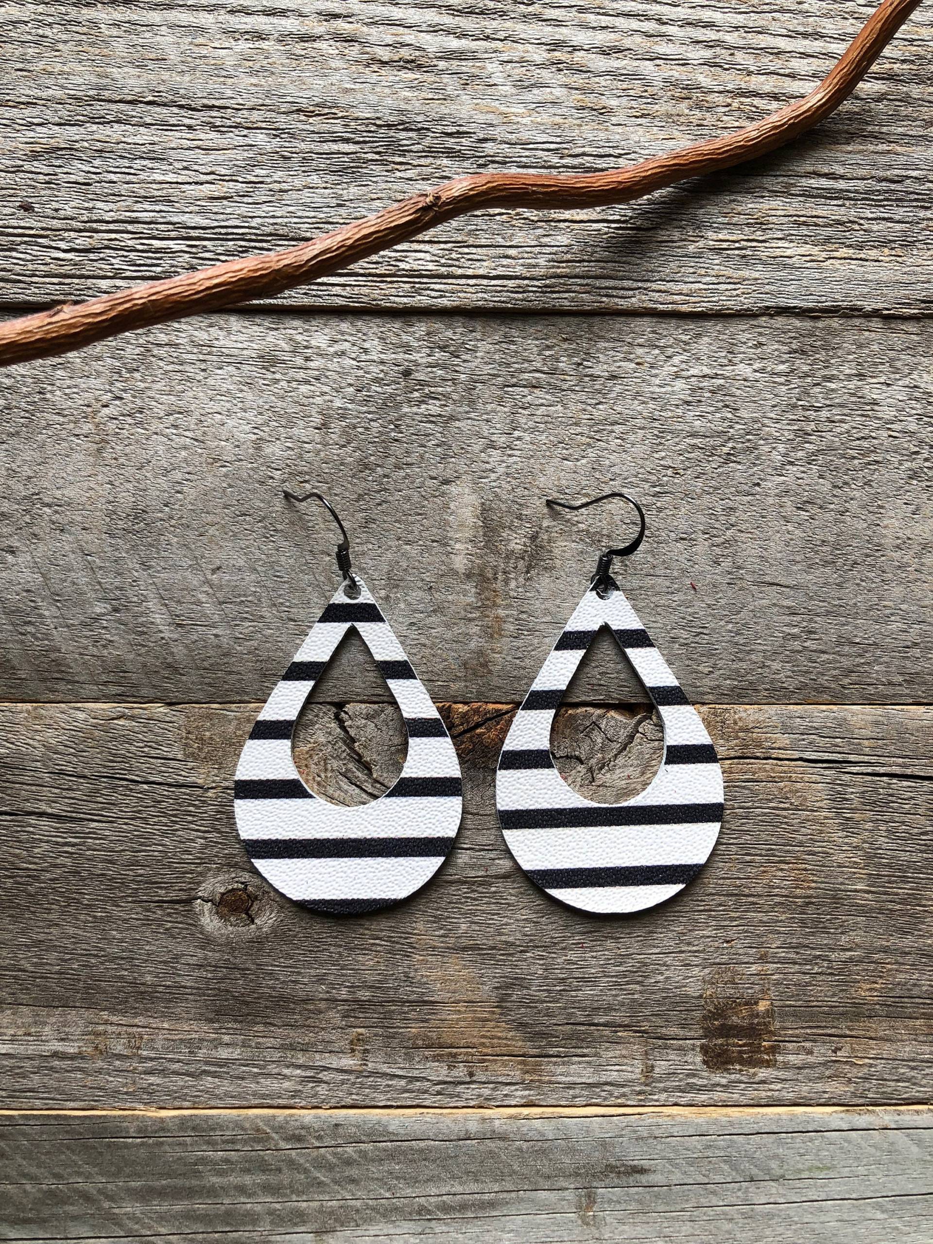 Schwarze Streifen Leder Ohrringe von doodleandluludesigns