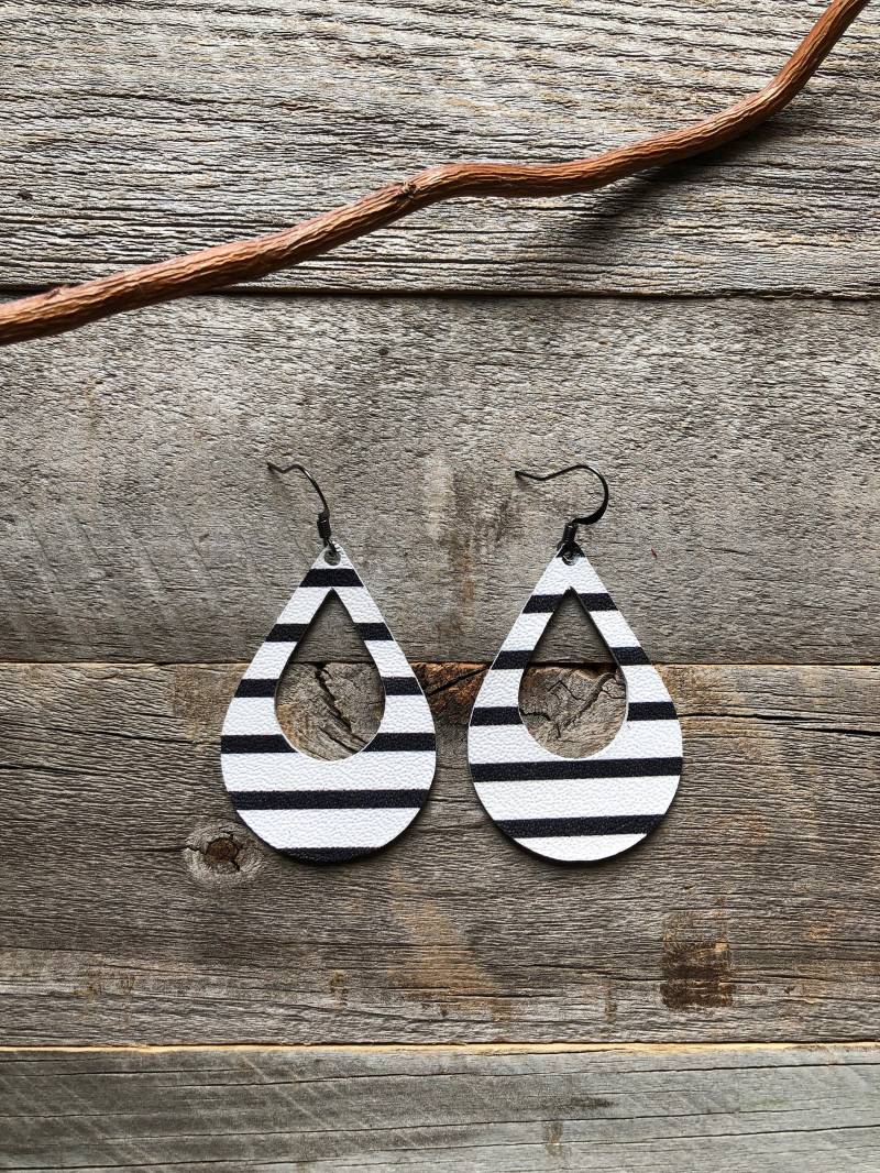 Schwarze Streifen Leder Ohrringe von doodleandluludesigns