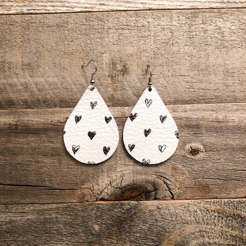 Scribble Herzen Leder Ohrringe von doodleandluludesigns