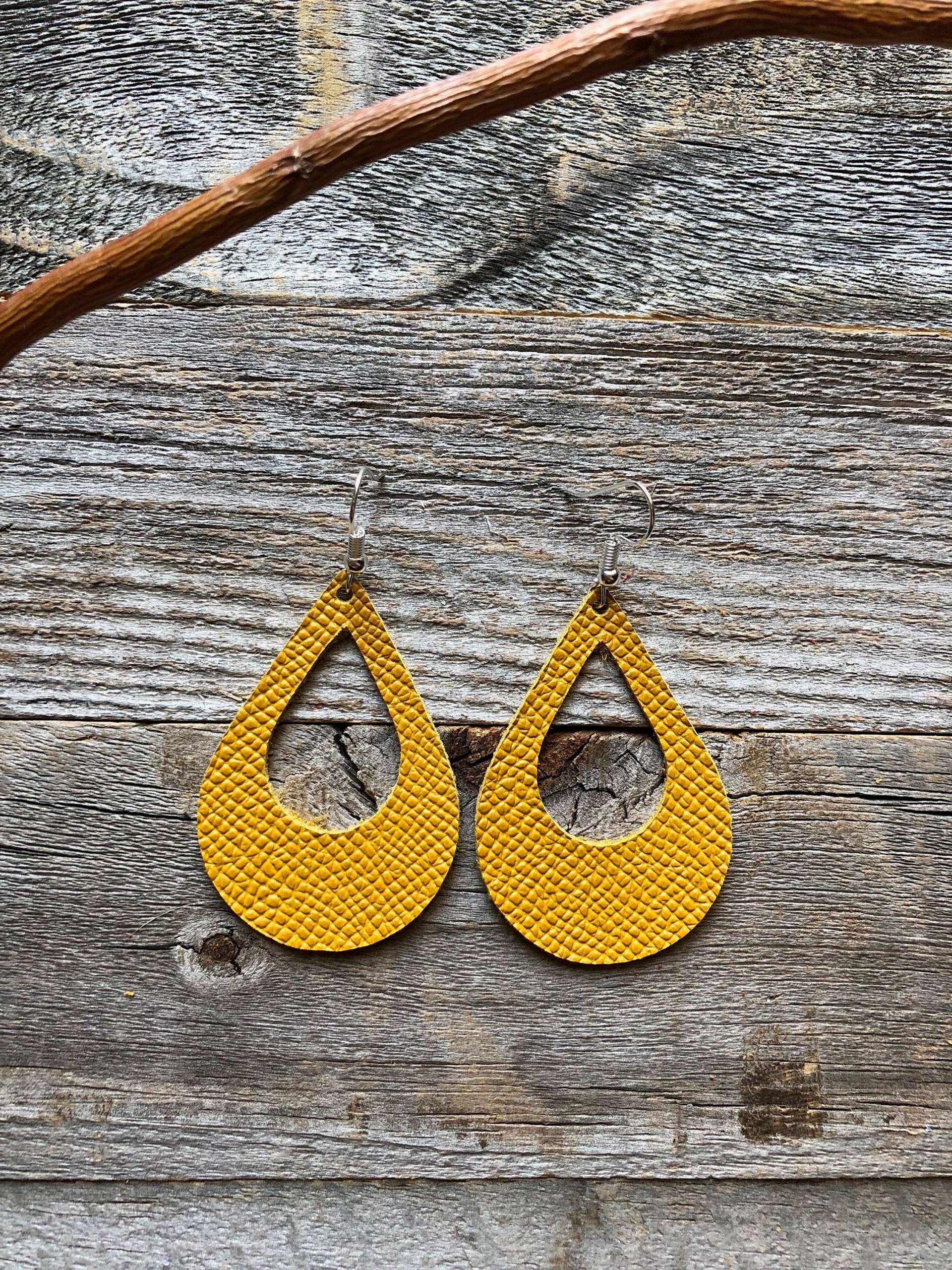 Senf Saffiano Leder Ohrringe von doodleandluludesigns