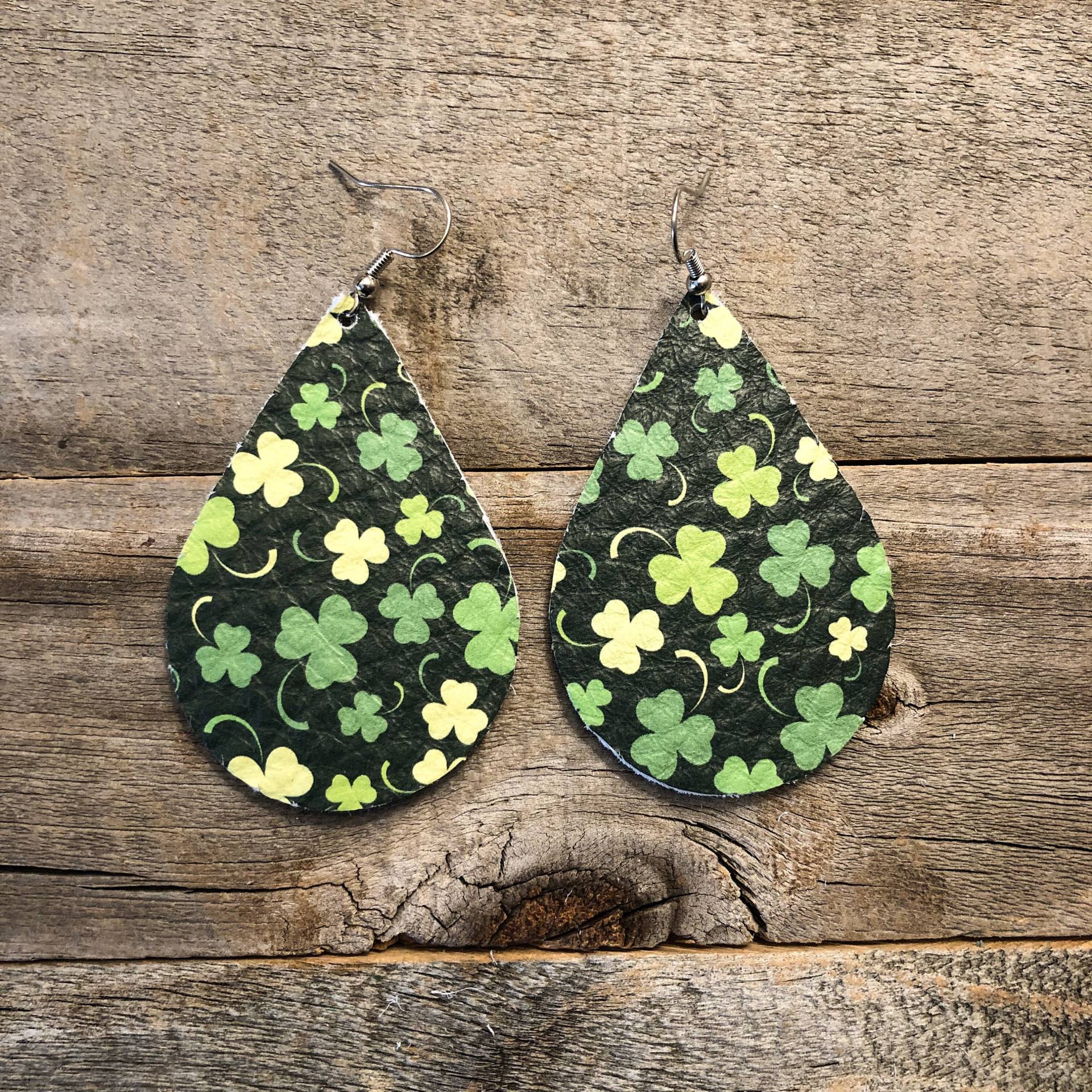Shamrock Leder Ohrringe von doodleandluludesigns