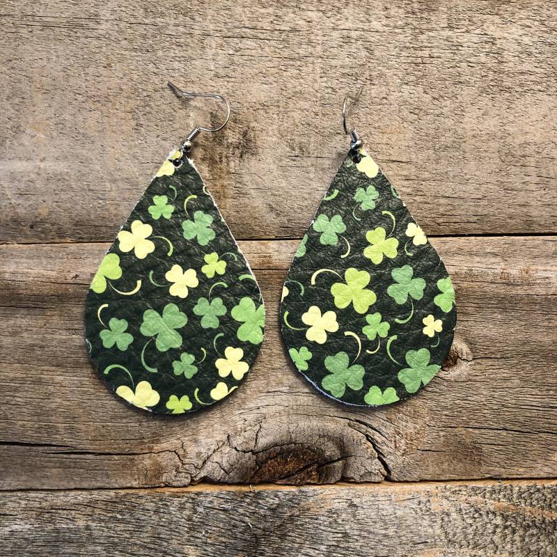 Shamrock Leder Ohrringe von doodleandluludesigns
