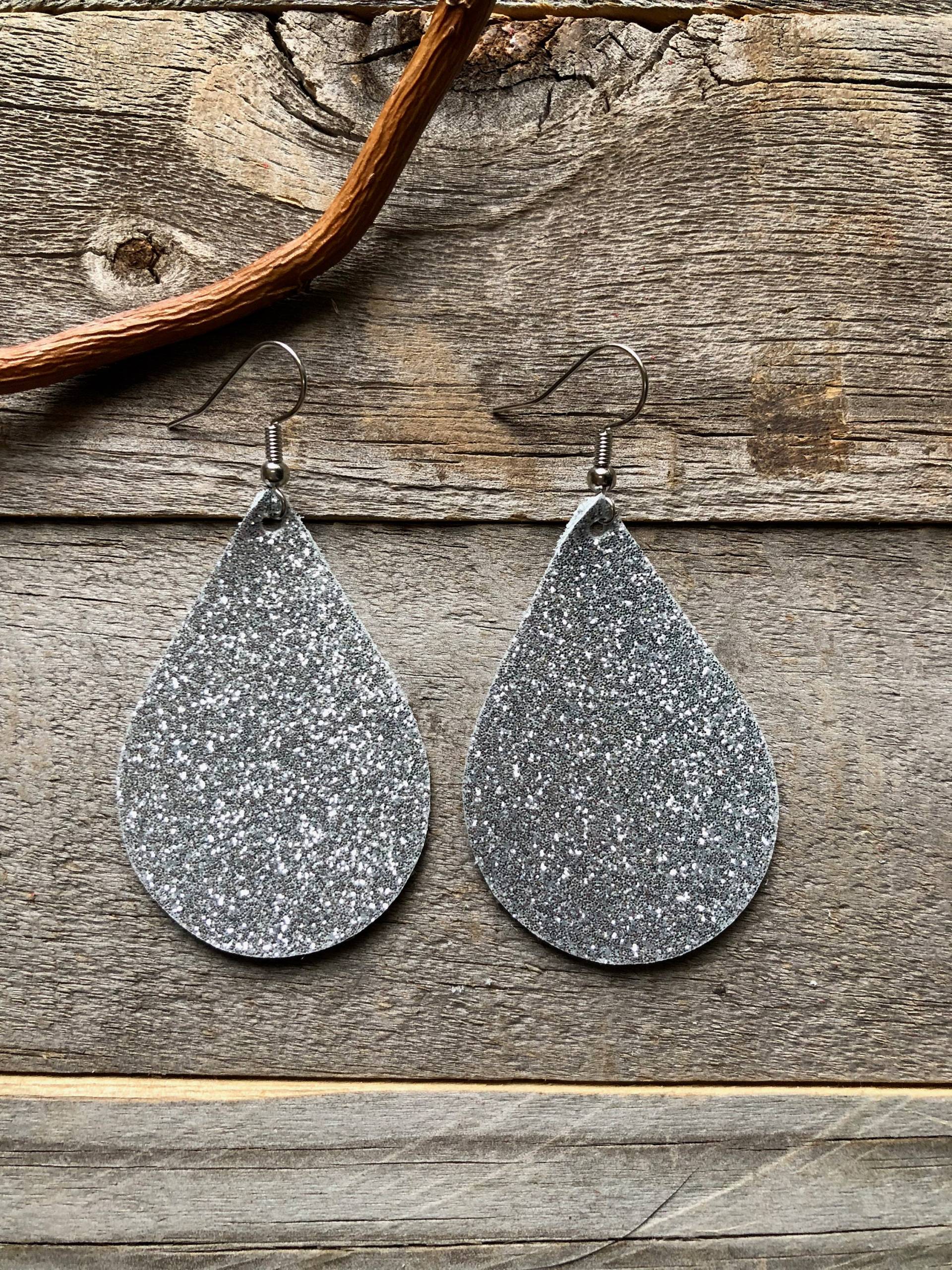 Silber Glitzer Leder Ohrringe von doodleandluludesigns