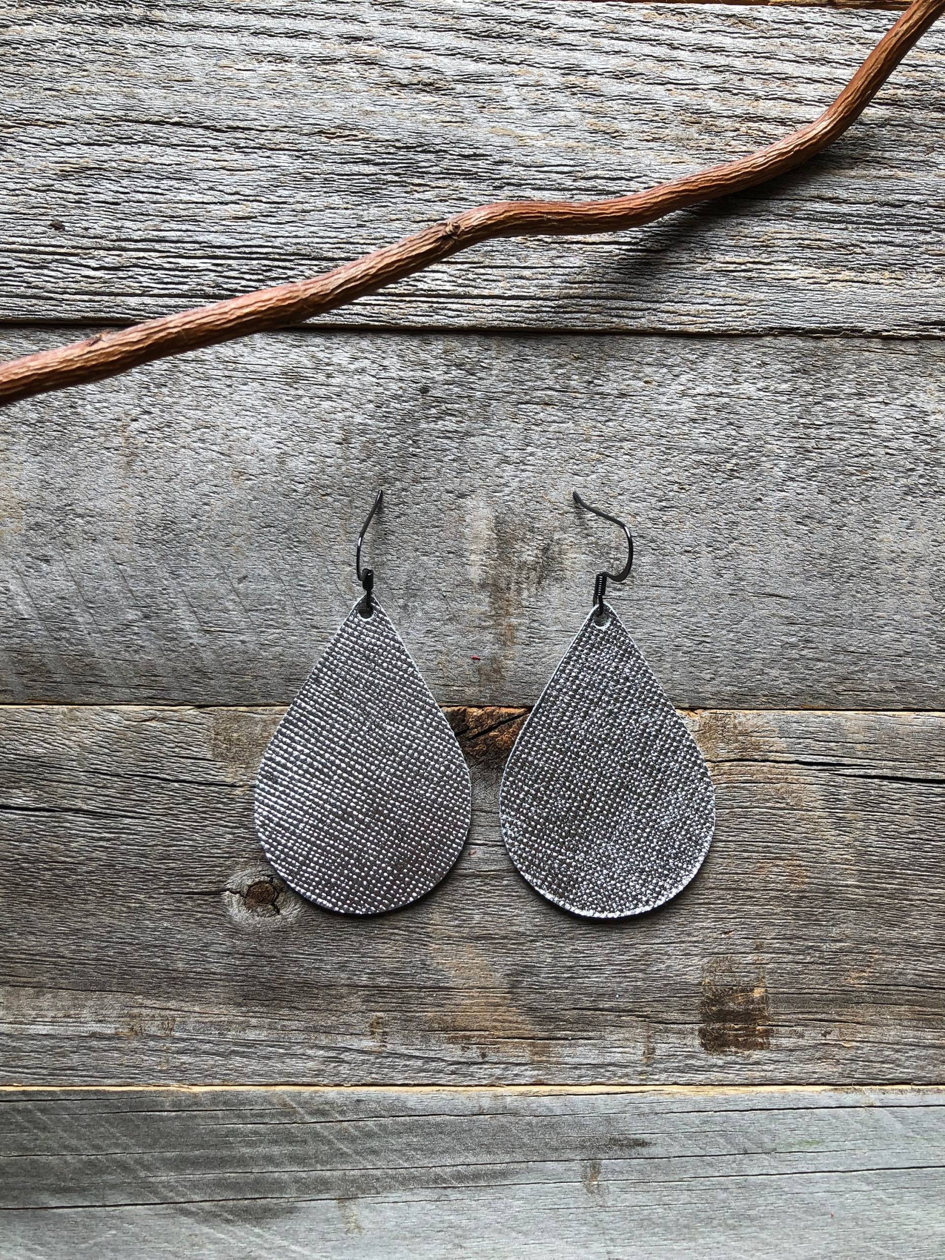 Silber Saffiano Leder Ohrringe von doodleandluludesigns