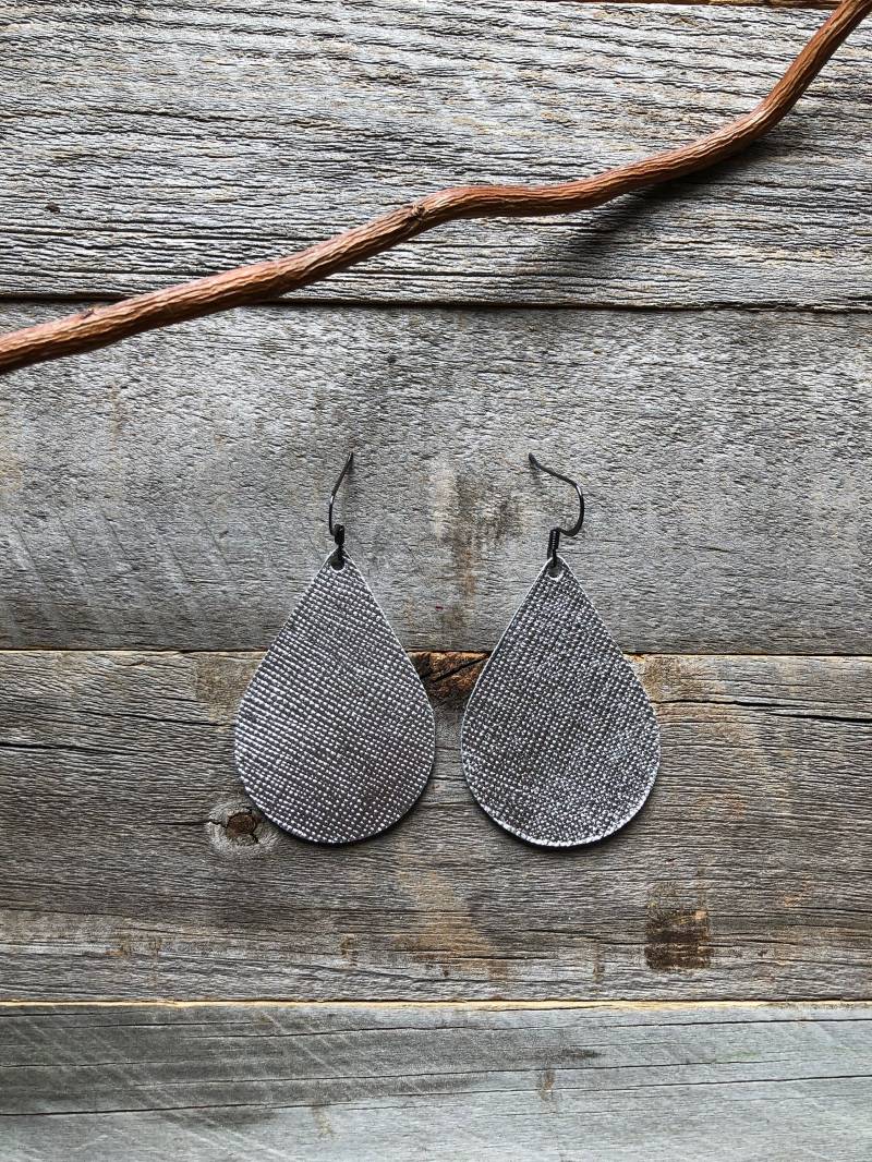 Silber Saffiano Leder Ohrringe von doodleandluludesigns