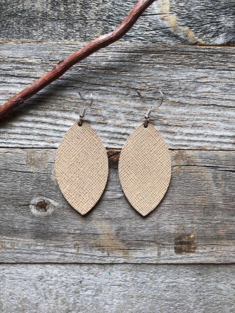 Tan Saffiano Leder Ohrringe von doodleandluludesigns