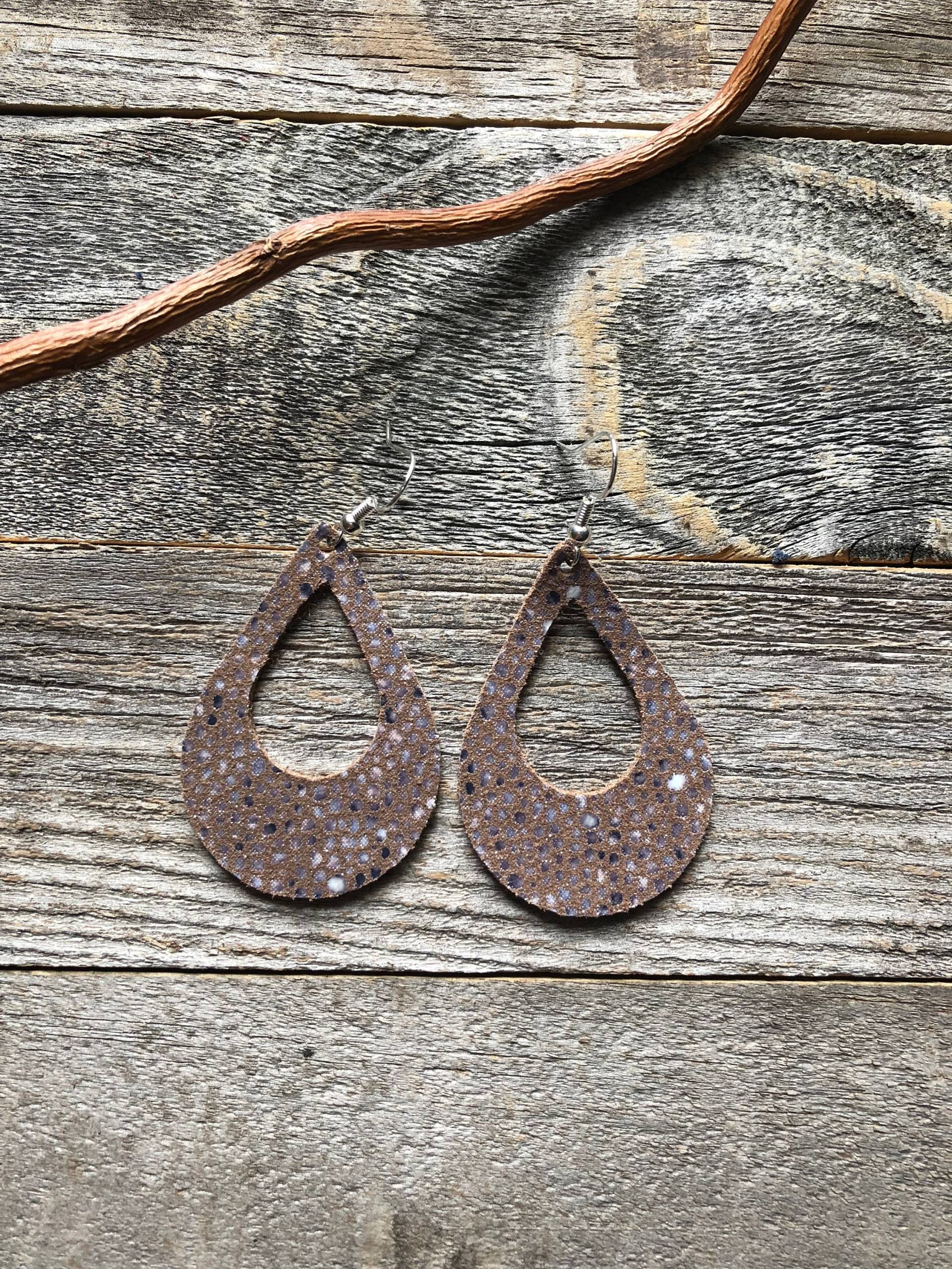 Taupe "Rochenleder" Ohrringe von doodleandluludesigns