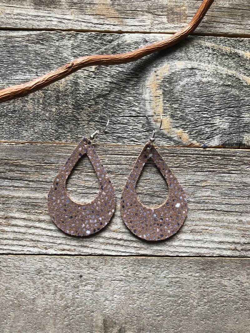 Taupe "Rochenleder" Ohrringe von doodleandluludesigns