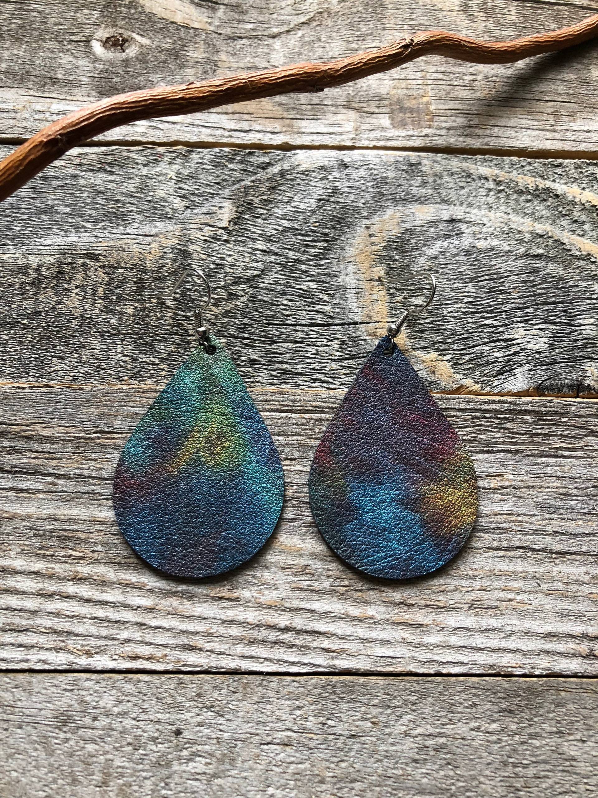 Tie Dye Leder Ohrringe von doodleandluludesigns