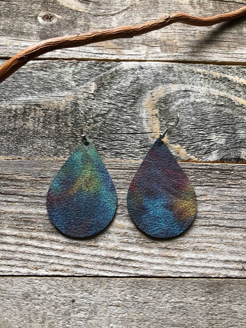 Tie Dye Leder Ohrringe von doodleandluludesigns