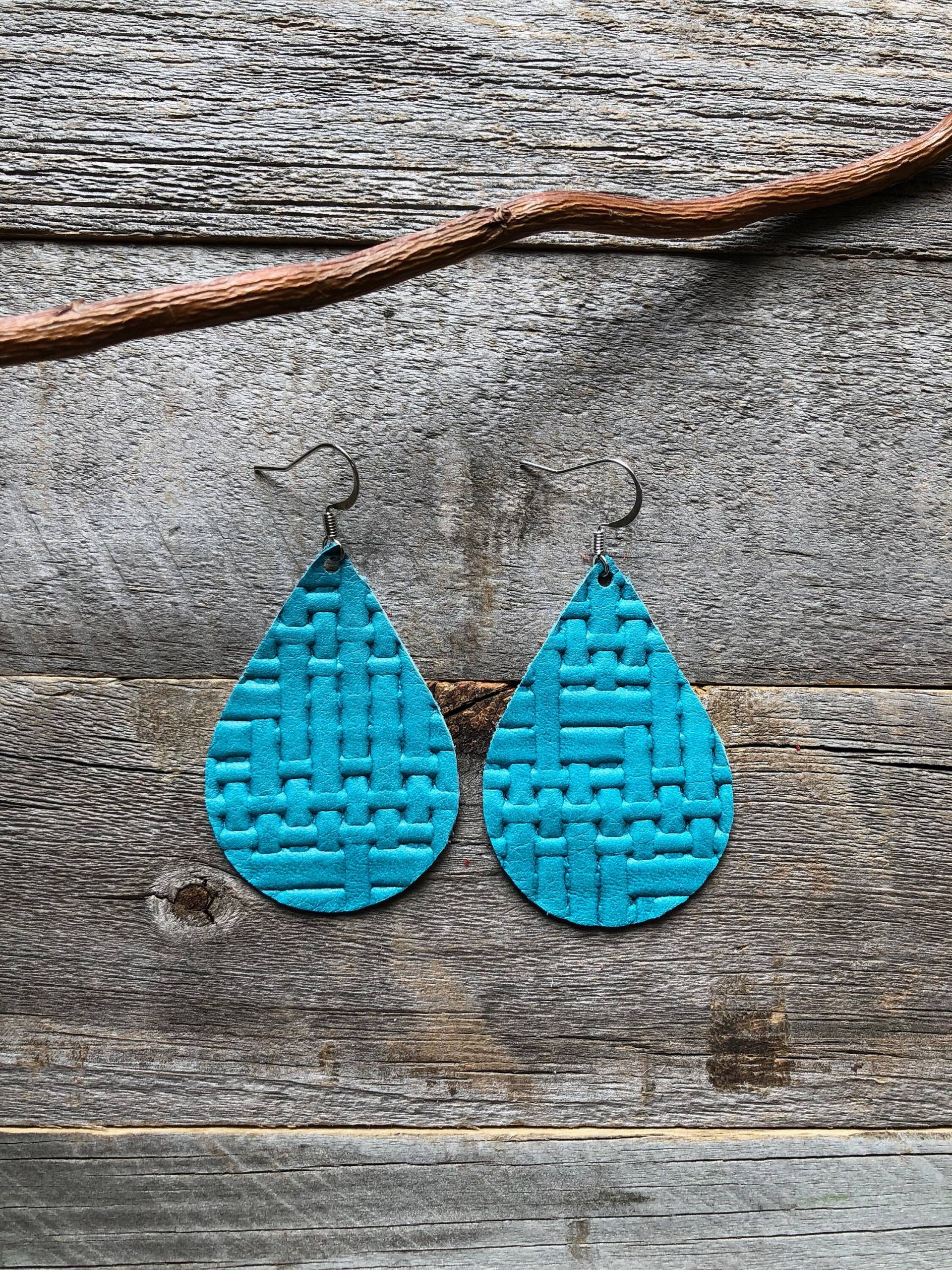 Türkise Basketweave Leder Ohrringe von doodleandluludesigns